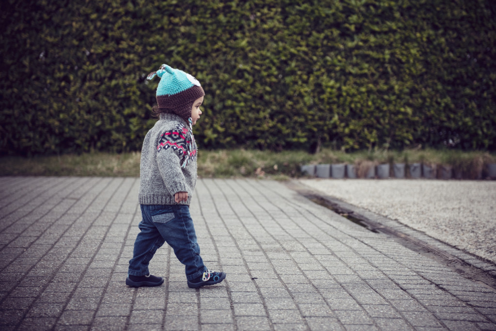 Baby learns to walk before learning to run. (CC Philippe Put)